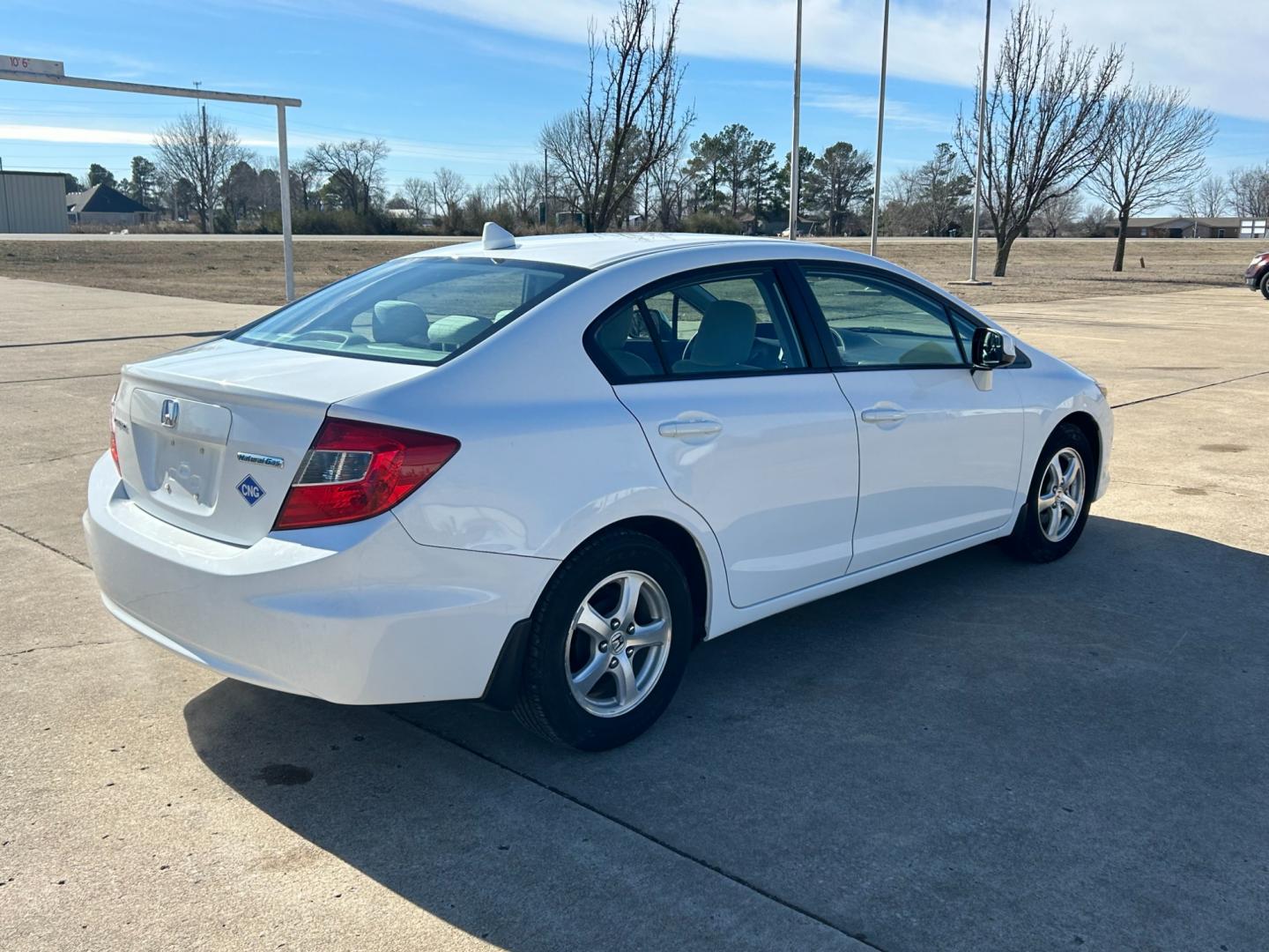 2012 White /Gray Honda Civic CNG Sedan 5-Speed AT (19XFB5F58CE) with an 1.8L L4 SOHC 16V CNG engine, 5-Speed Automatic transmission, located at 17760 Hwy 62, Morris, OK, 74445, (918) 733-4887, 35.609104, -95.877060 - 2012 HONDA CIVIC 1.8L FWD DEDICATED CNG (COMPRESSED NATURAL GAS) VEHICLE. FEATURES REMOTE KEYLESS ENTRY, POWER LOCKS, POWER WINDOWS, POWER MIRRORS, MANUEL SEATS, AM/FM RADIO, CD PLAYER, USB, AUX, BLUETOOTH FOR HANDS-FREE CALLING, 12V POWER OUTLET, CRUISE CONTROL, TRACTION CONTROL, CLOTH SEATS, 195/6 - Photo#4